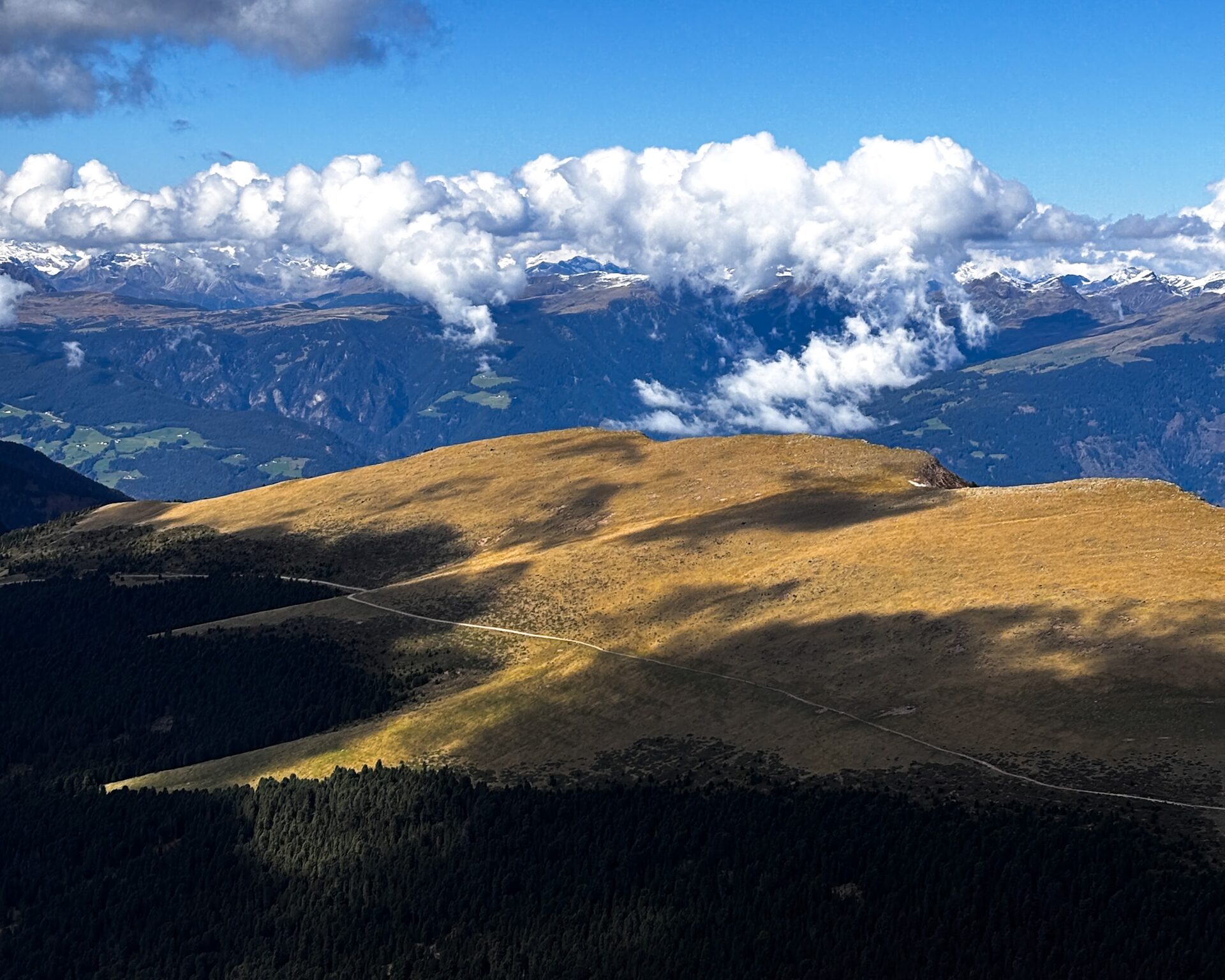 Altopiano del Resciesa Ortisei escursione con vista sulle Odle Dolomiti