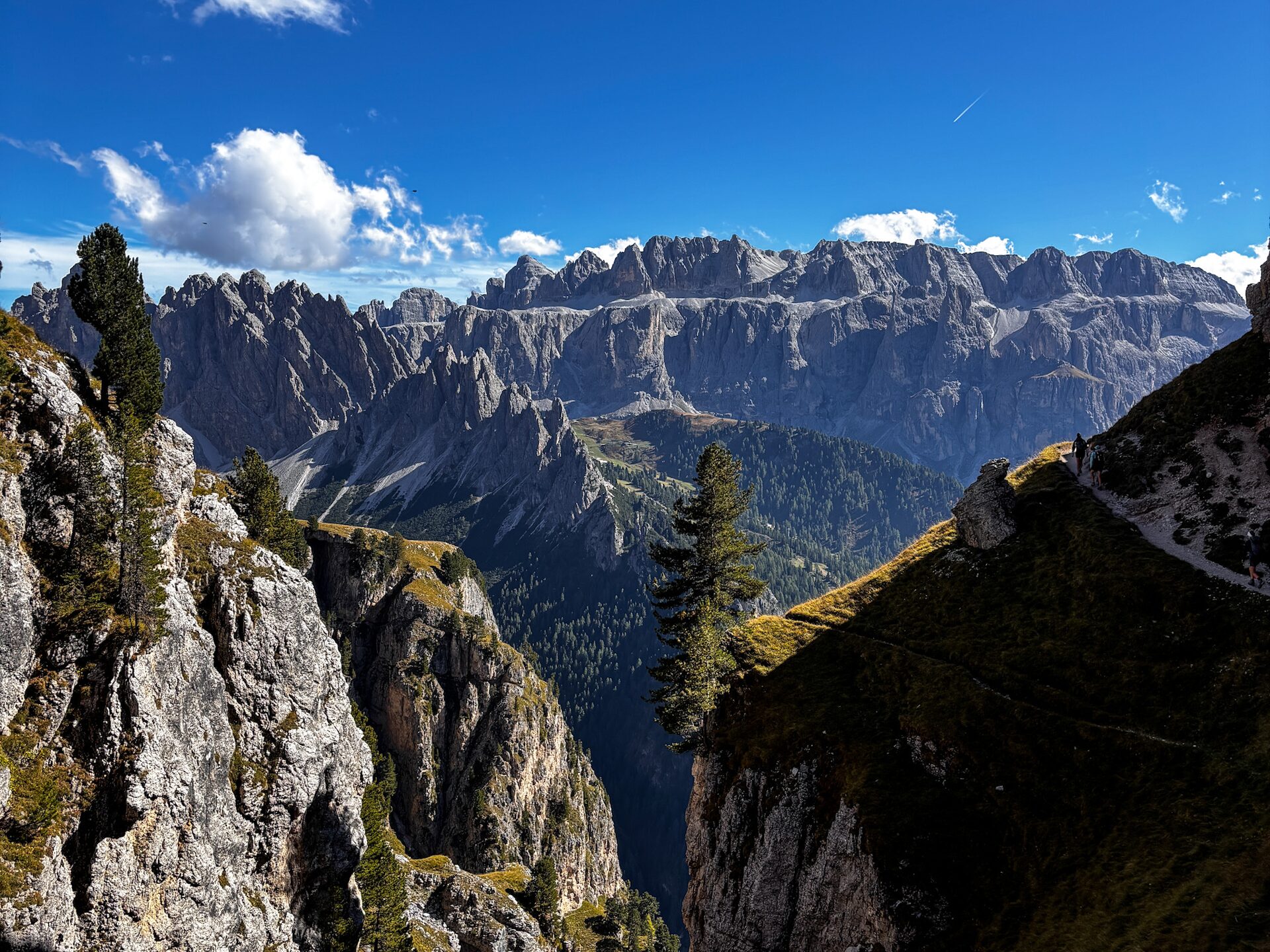 Giro del Sassolungo trekking difficile con ghiaioni e paesaggio lunare Val Gardena